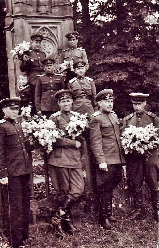 Берлин, май 1945 года. Мой отец - в верхнем ряду слева - Нина Корешкова