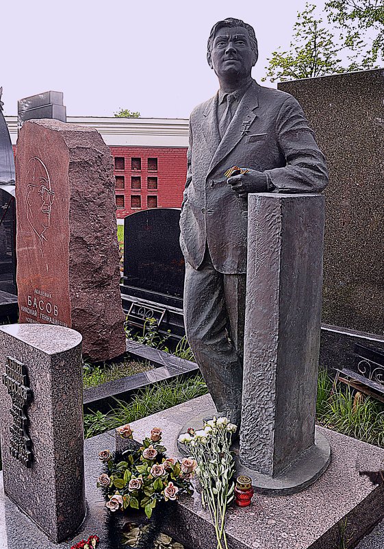 Памятник на могиле Алексея Маресьева. - Владимир Болдырев