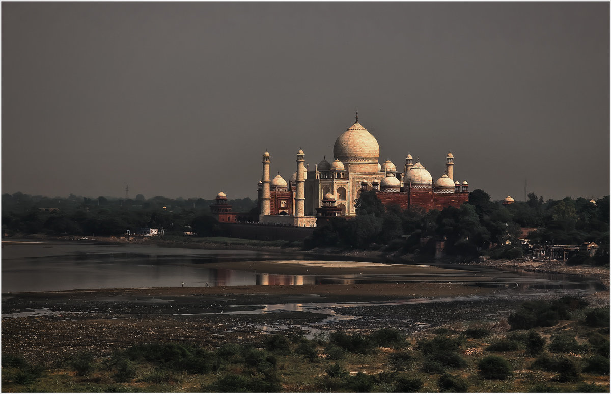(из архива)Тадж-Маха́л— мавзолей-мечеть, находящийся в Агре, Индия, на берегу реки Джамна. - Александр Вивчарик