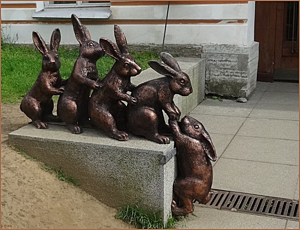 Бронзовая скульптура с зайцами - Вера 