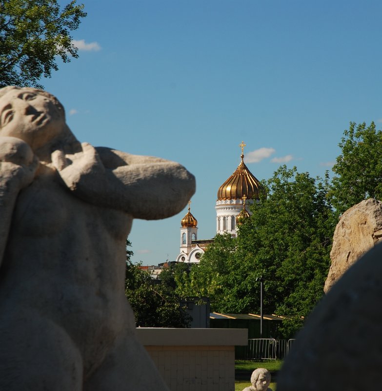 Фигуры на фоне храма - Евгений Морозов