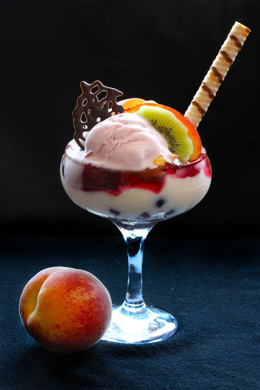 Мороженное с фруктами - Женечка Зяленая