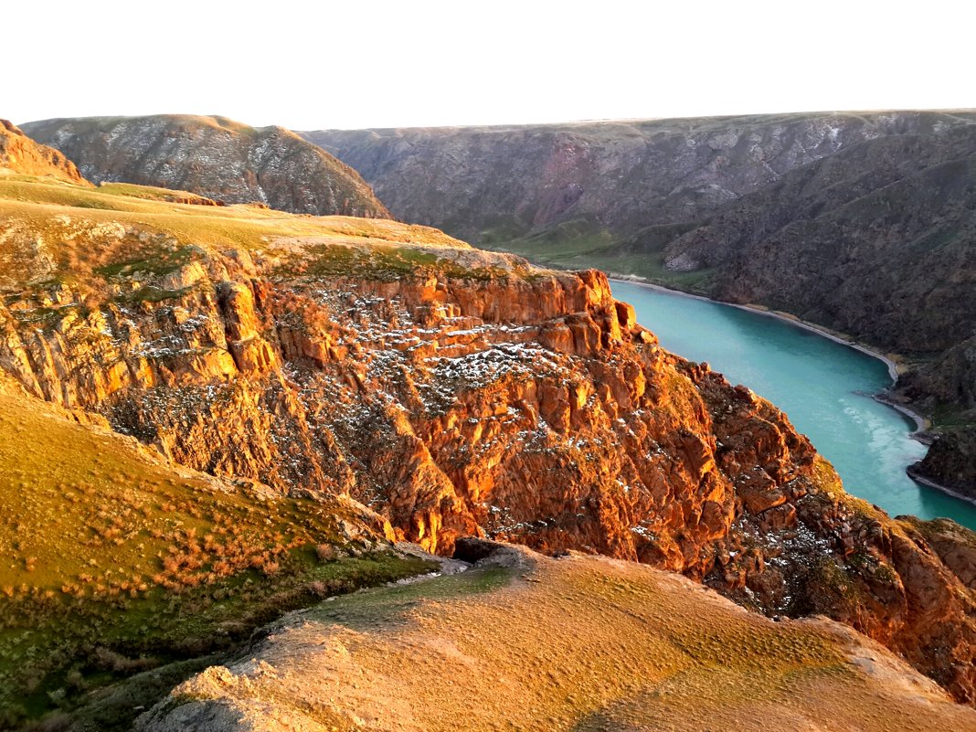 скалы на реке или - Руслан Балтабаев