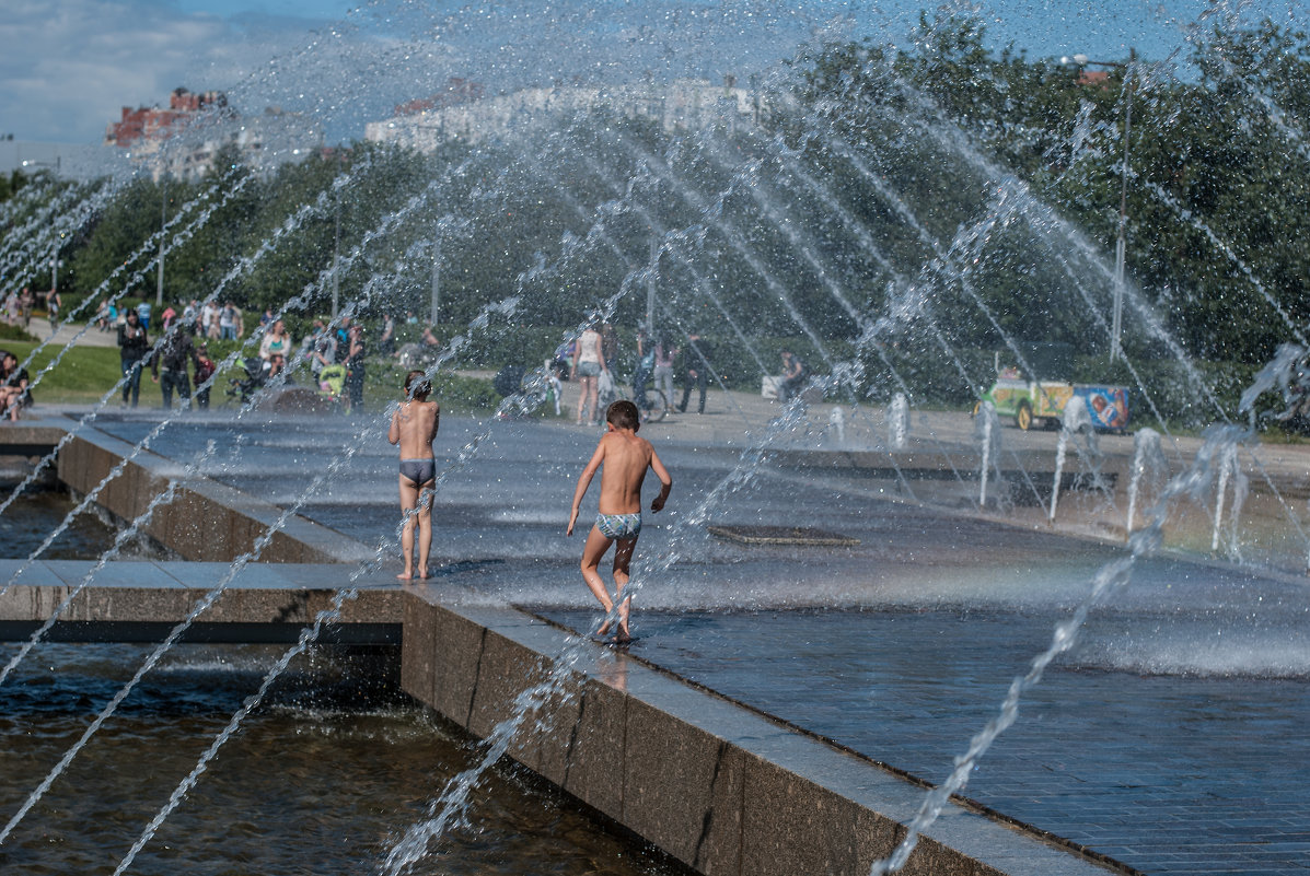 Купание в фонтане - Михаил Вандич