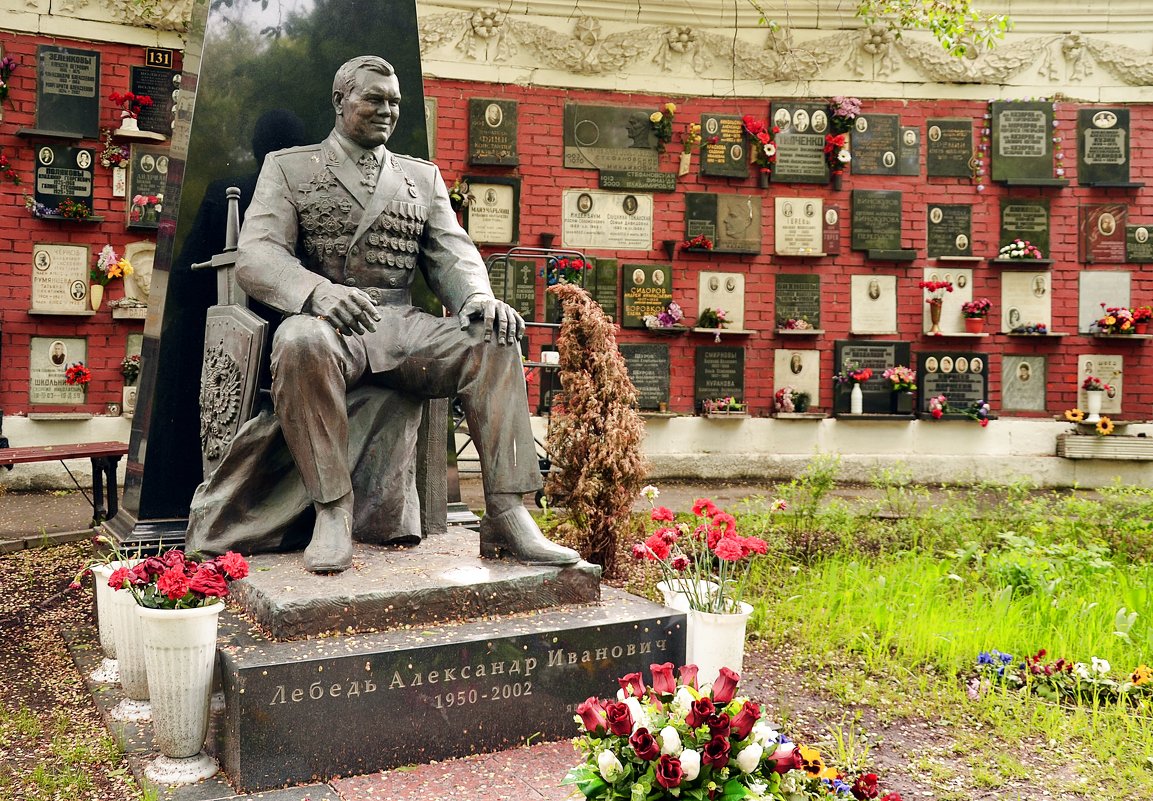 Памятник на могиле генерала А. Лебедя. - Владимир Болдырев