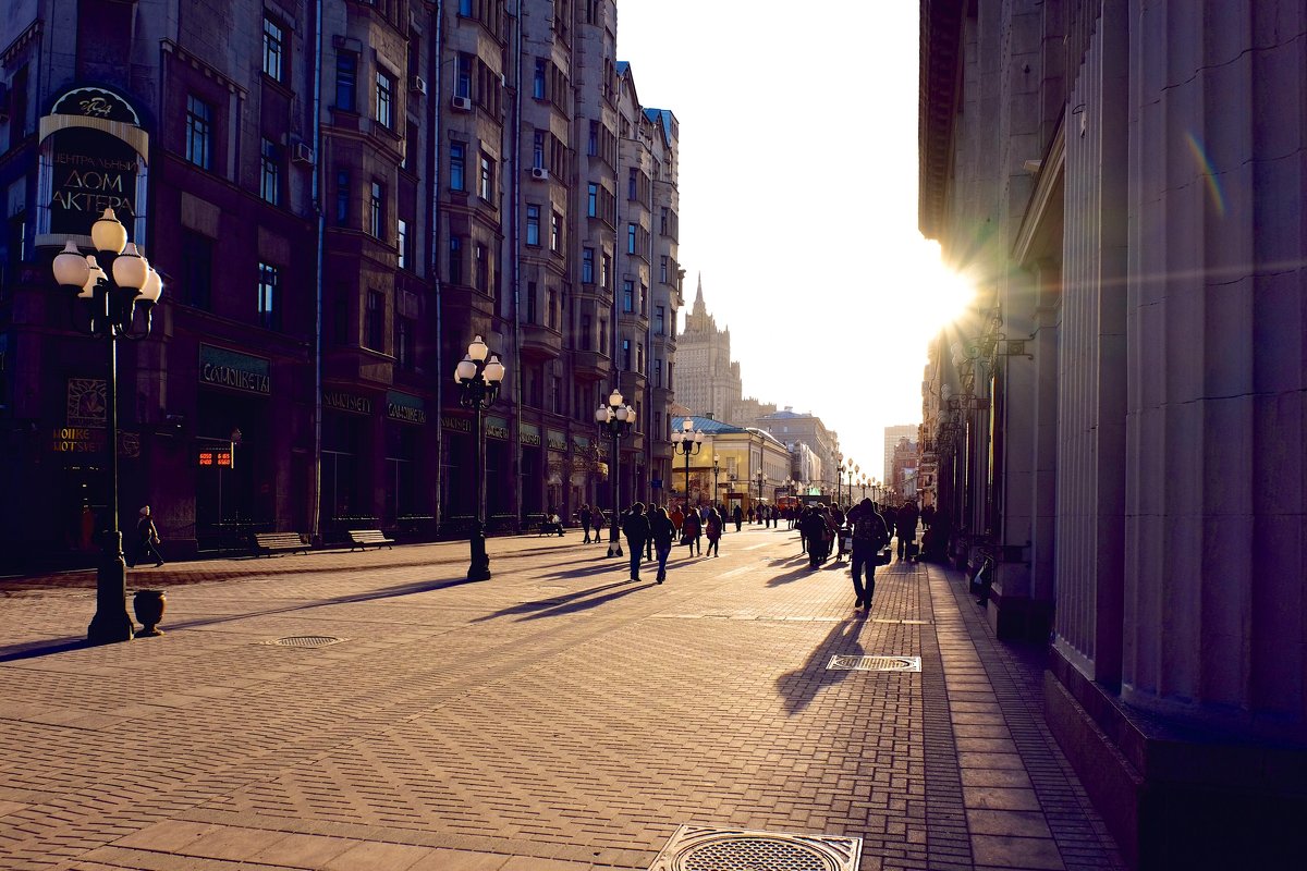 Арбат в солнечных лучах - Владимир Гулевич