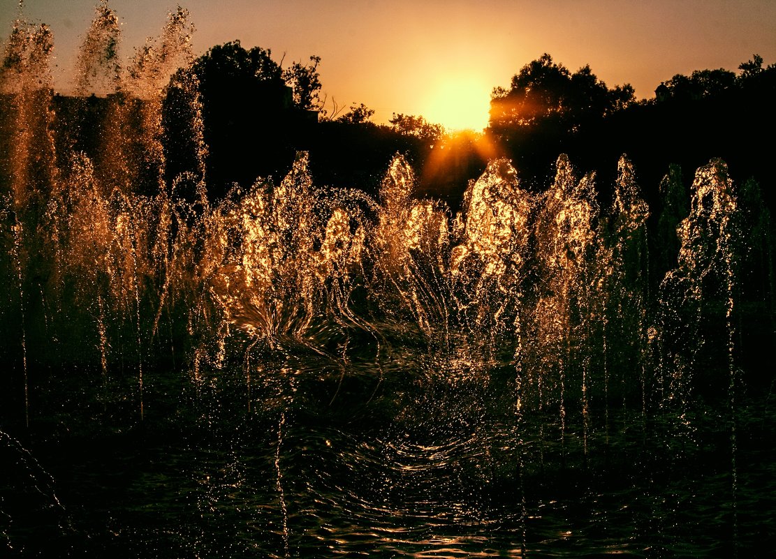 Танец воды в фонтане на закате солнца - Zifa Dimitrieva