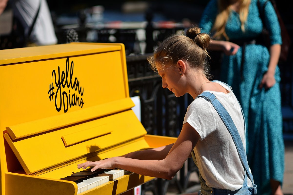 Желтое пианино в Михайловском саду... - Андрей Вестмит