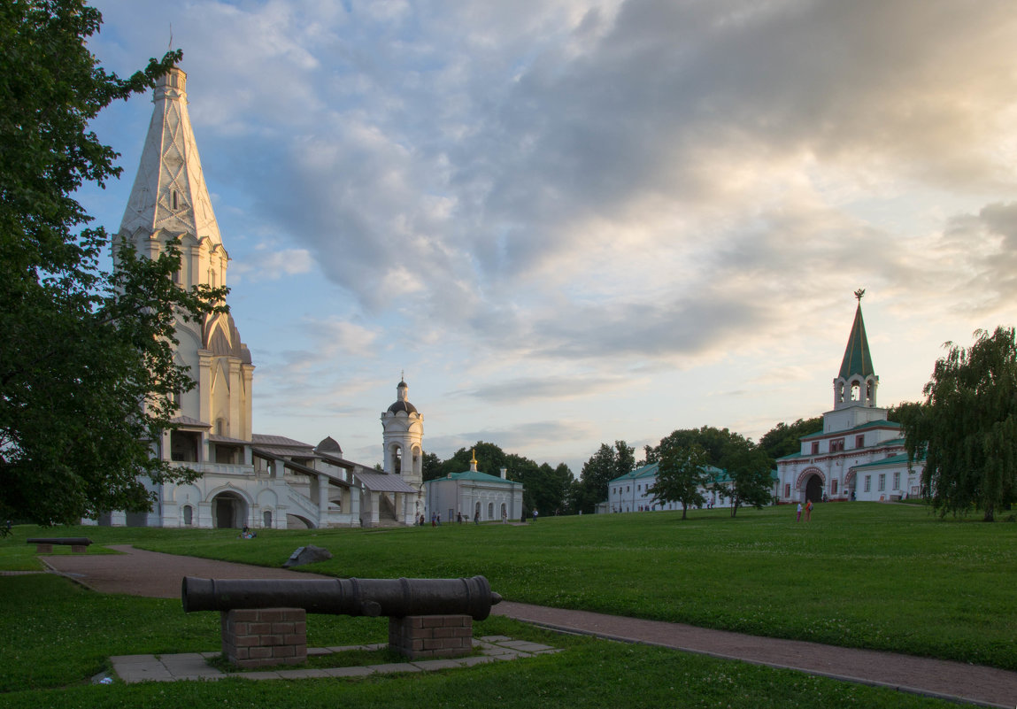 Коломенское Церковь осень