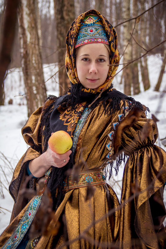 Девушка с яблоком - Anna Shaposhnikova