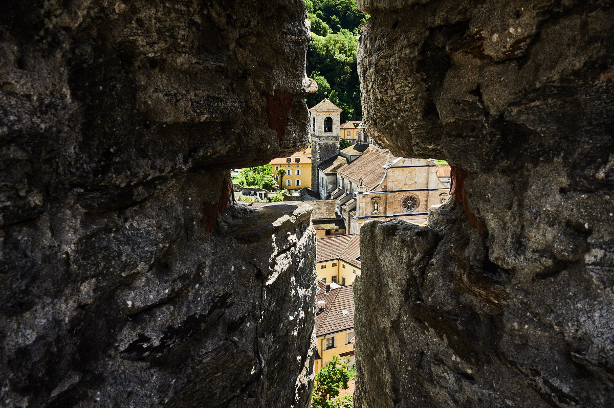 Амбразура в замке Grandecastle, Беллинцона, Швейцария - Андрей Крючков