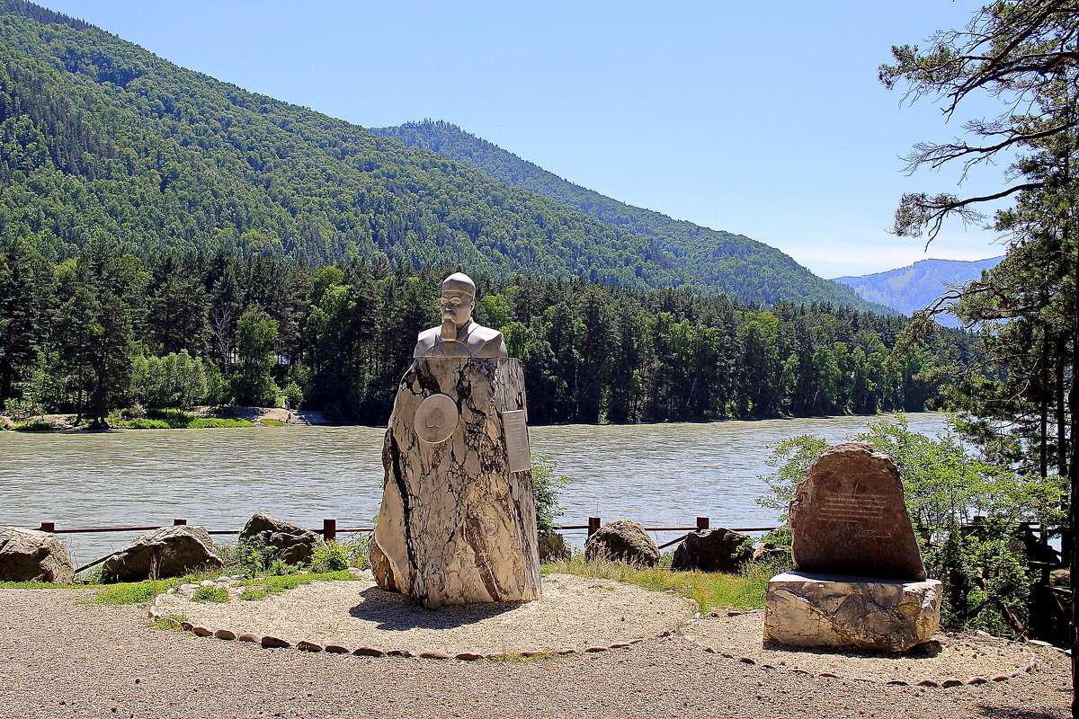 Памятник н Рериху горный Алтай