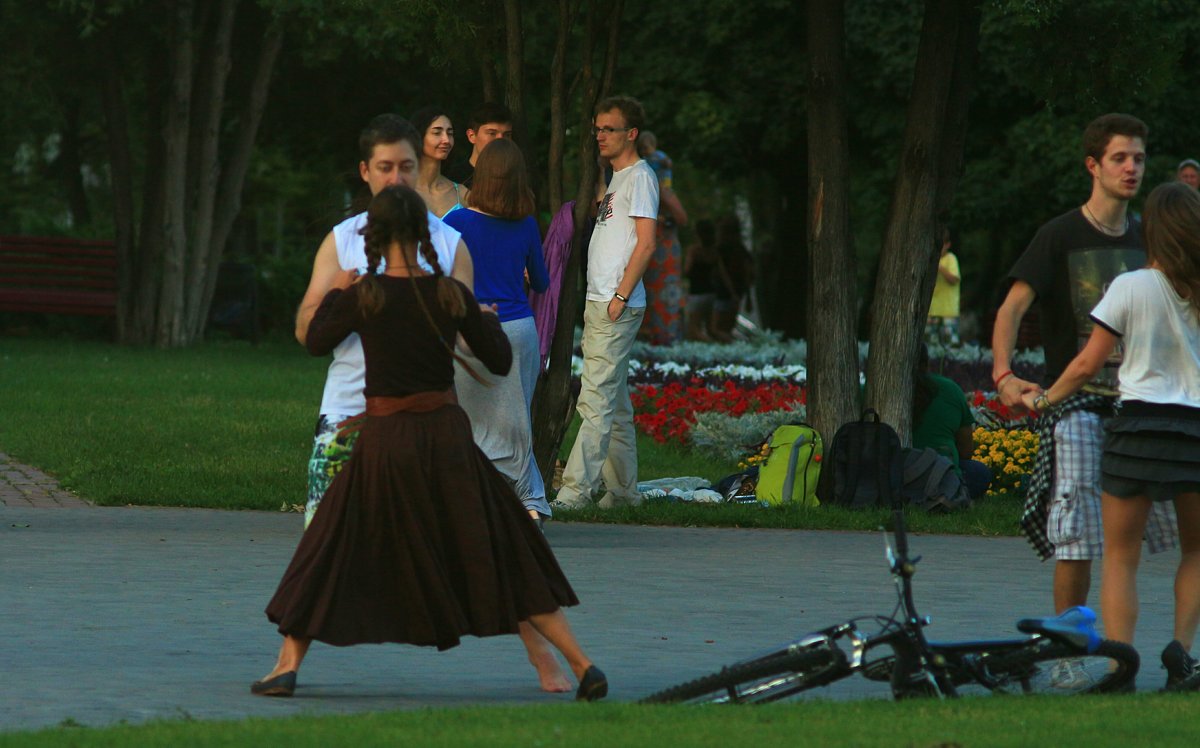Уличные танцы летним вечером - Ирина Сивовол
