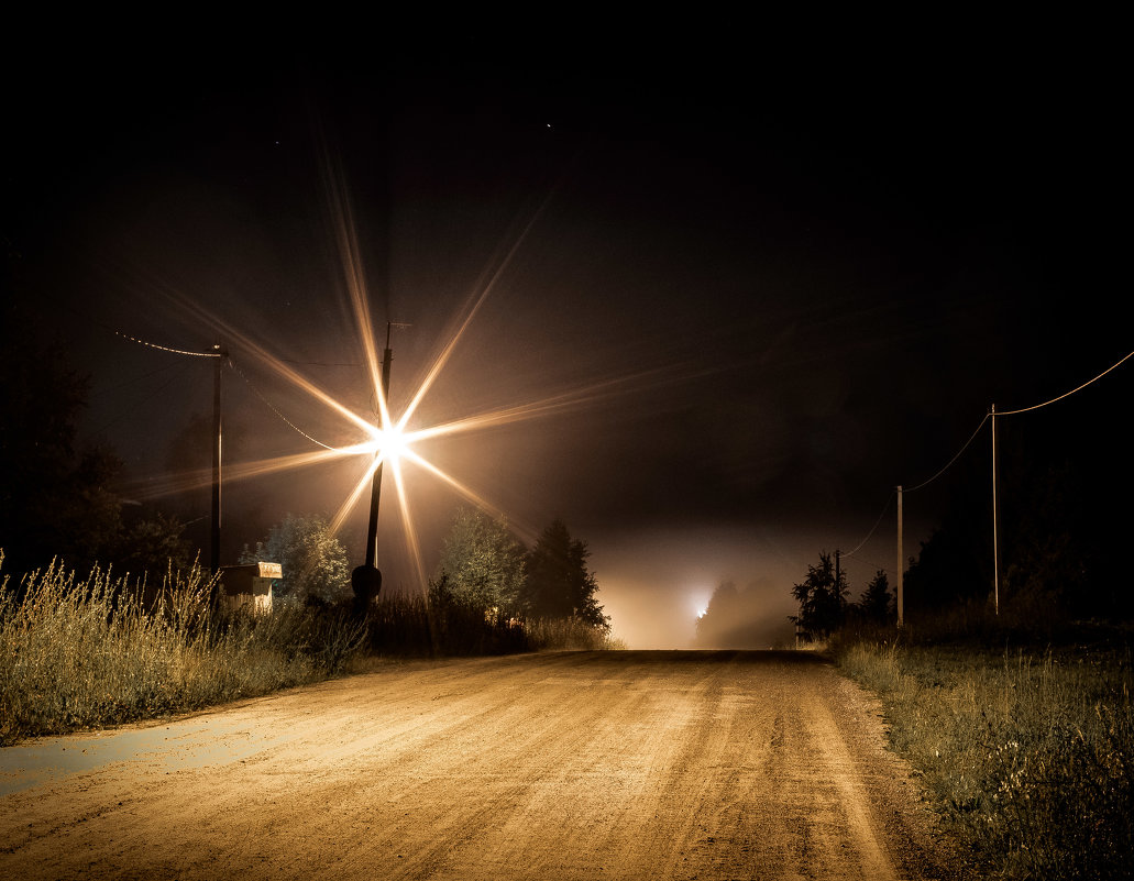 Дорога в деревне ночью