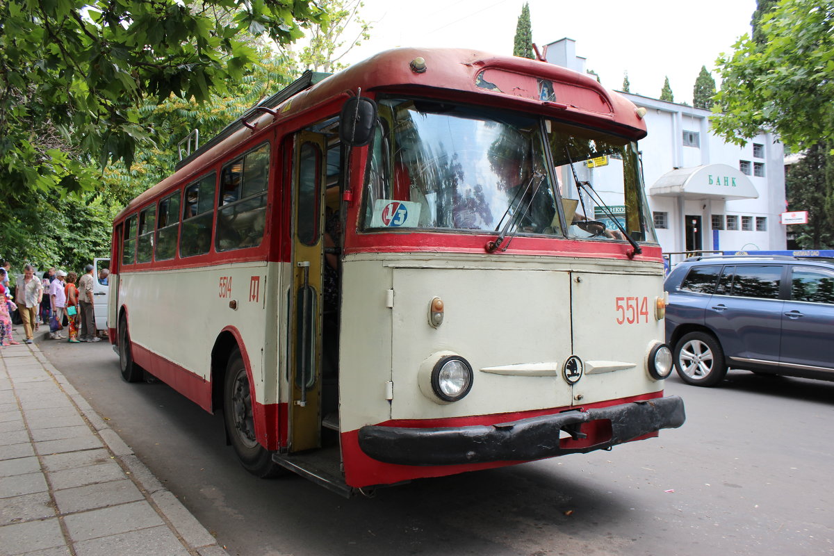 Ялта (Крым ) 2015 Старенький троллейбус,но ещё на ходу!!!!!! - Надежда 