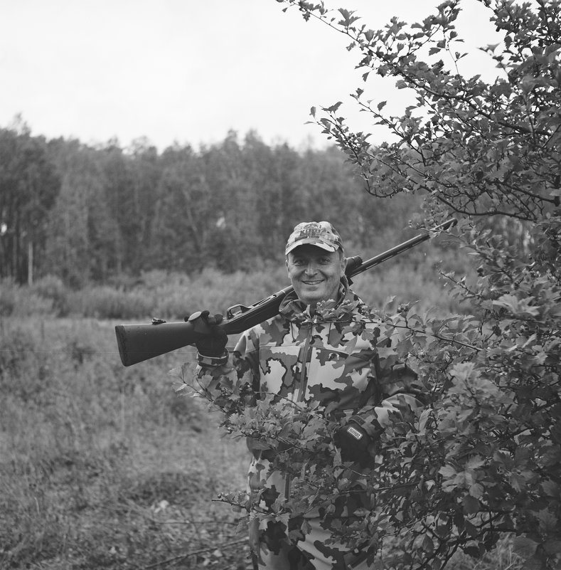 Портрет с ружьишком на фоне боярышника - Евгений Золотаев