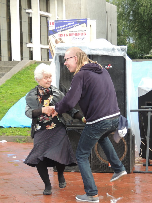 Фестиваль уличной музыки.Бабушка 85 лет танцует с солистом Баранки гну - Николай ntv