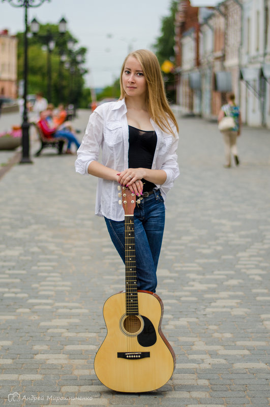 С гитарой - Андрей Мирошниченко