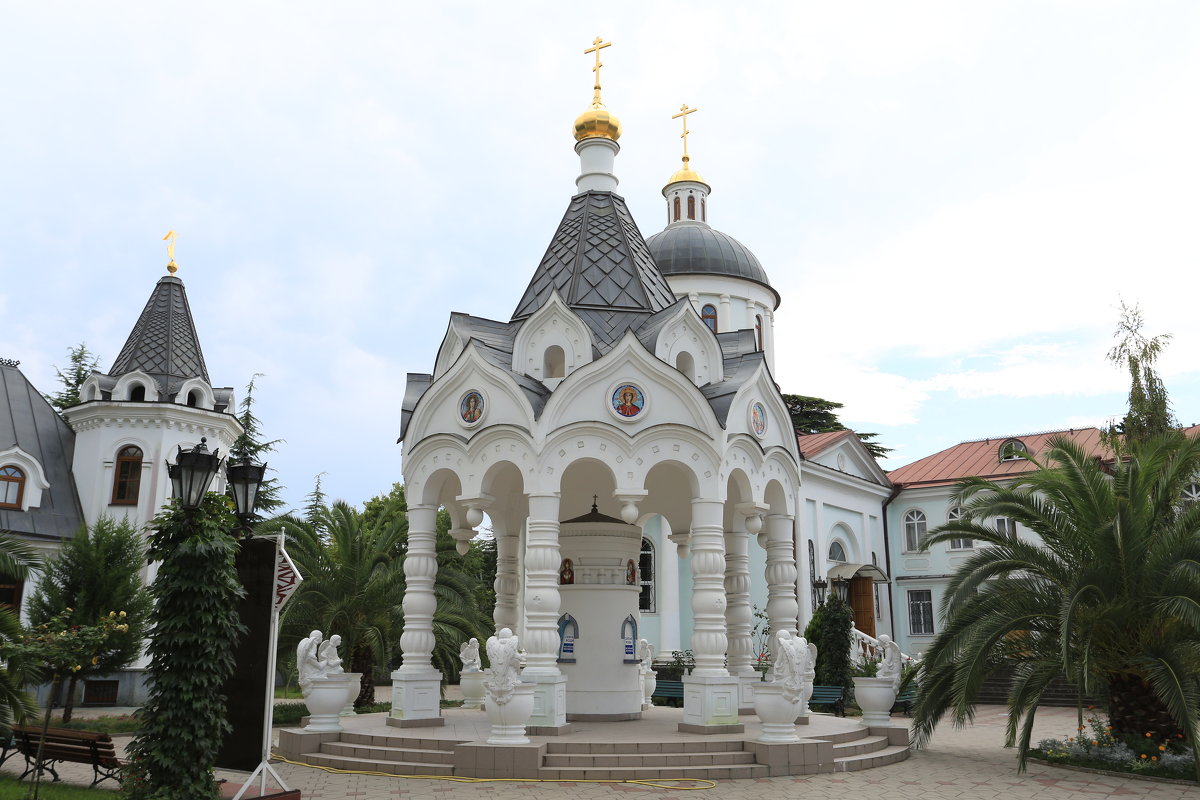 на территории храма Михаила Архангела в Сочи - valeriy khlopunov