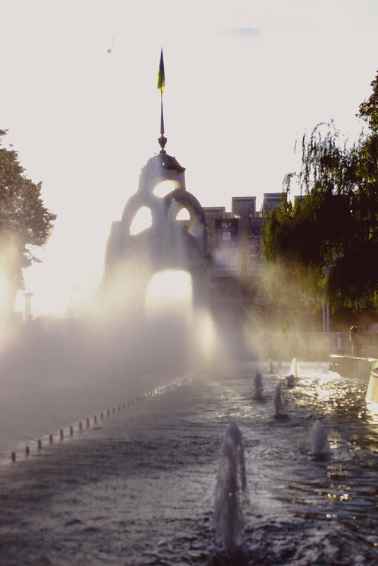 Зеркальная Струя проецируется на фонтан в лучах заходящего солнца. - Ольга Назаренко