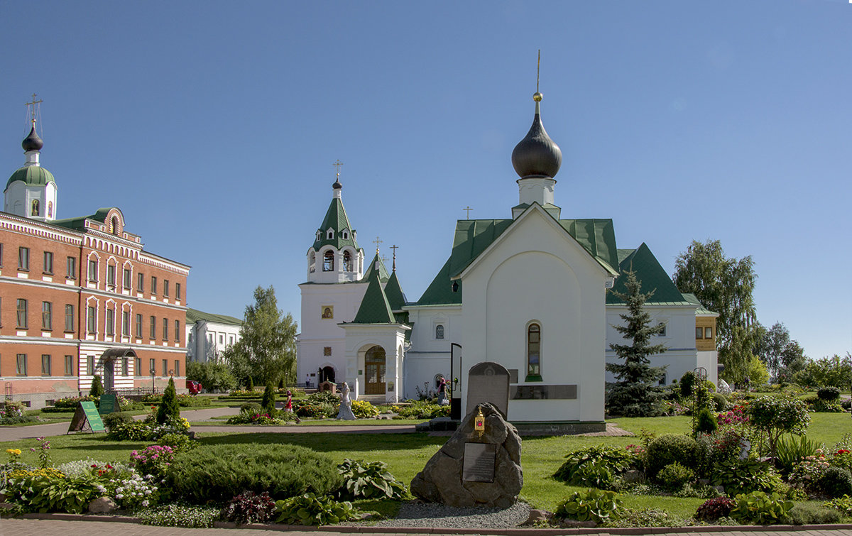 Часовня, вдали Настоятельный корпус и церковь в трапезном корпусе - Игорь Егоров