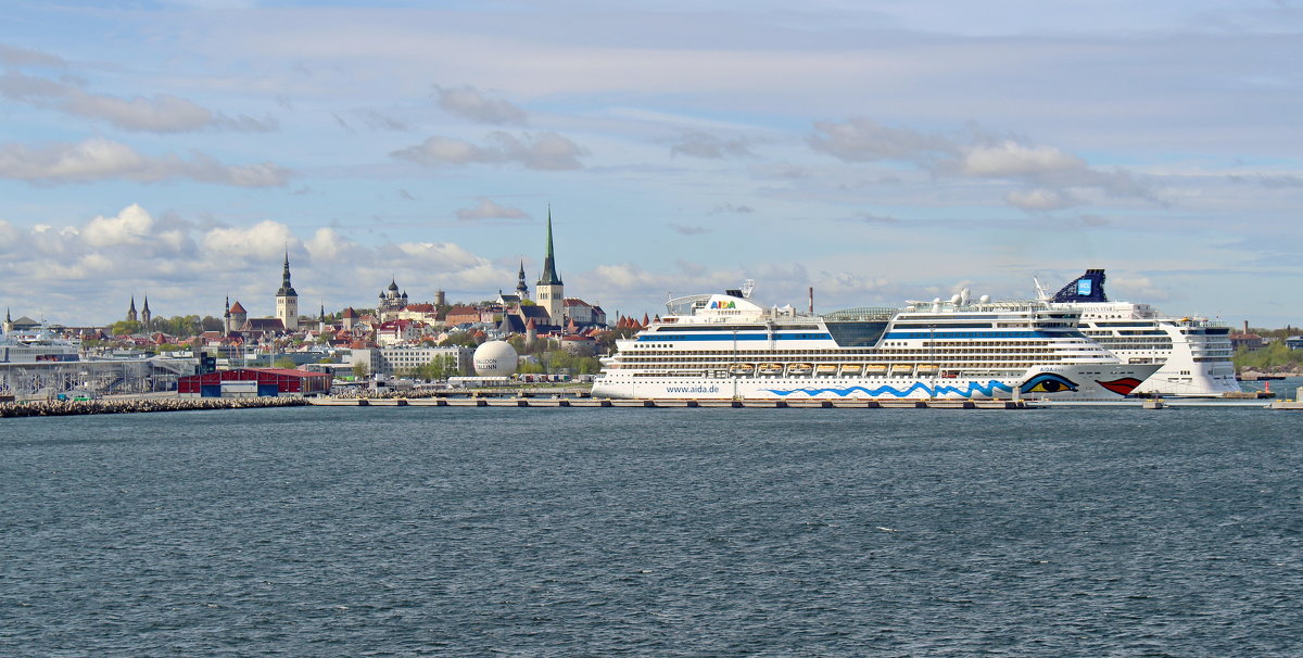 Вид на Старый Таллин и порт с моря - Олег Попков