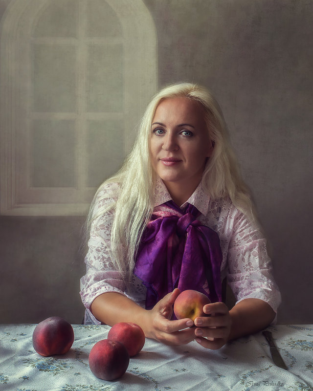 Женщина с персиками - Ирина Приходько