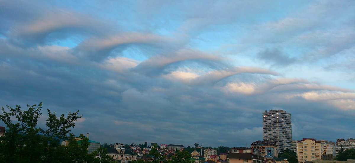 Необычные крылатые облака над вечерним Сочи - Vladimir 070549 