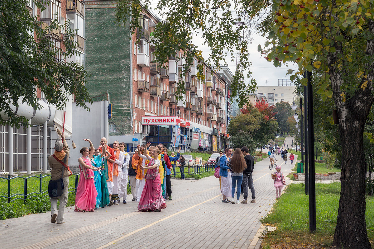 Осенний городской пейзаж - Леонид Никитин