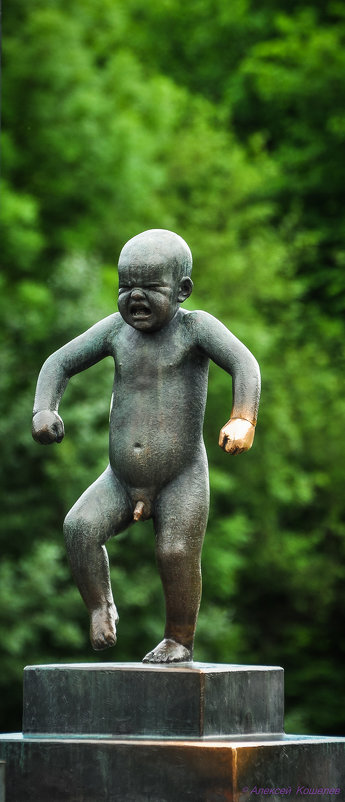 Сердитый малыш. Бронзовая скульптура в парке Вигеландт, Осло - Алексей Кошелев