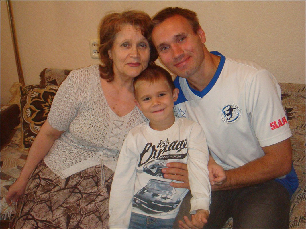 С любимой  мамой и бабушкой - Нина Корешкова
