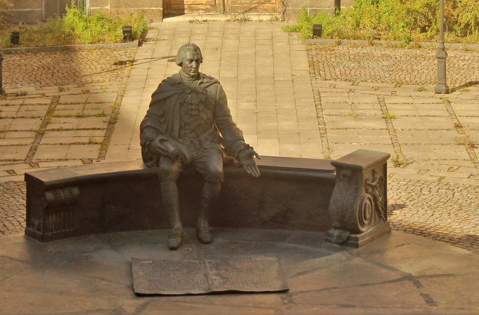 Памятник А.А.Шувалову - основателю Академии художеств - Вера Моисеева