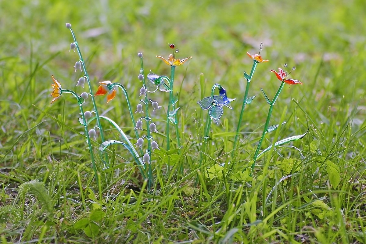 Стеклянные цветы в траве блестят... - Михаил Лесин
