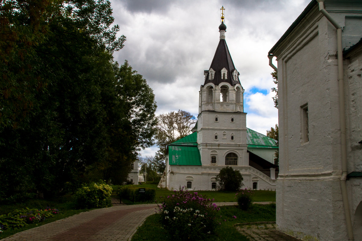 Около храма - Маруся Шитова