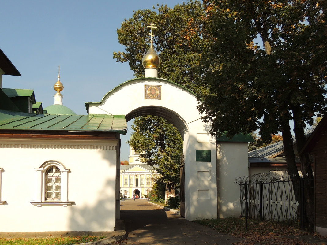 Южные ворота.Вид со входа в монастырь - Александр Качалин
