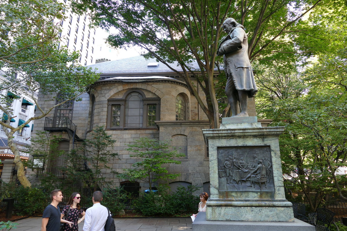 Памятник президенту Б. Франклину у здания бывшей мэрии Бостона - Юрий Поляков