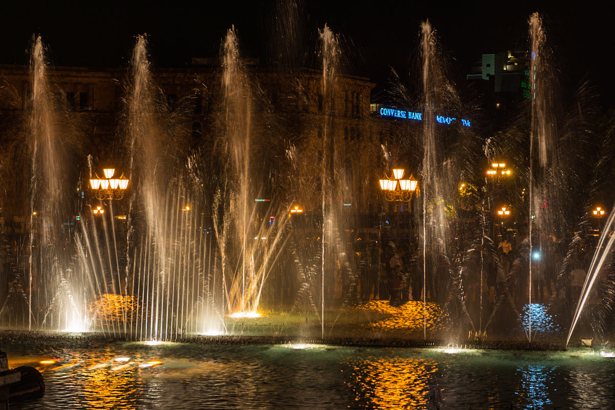 Поющие фонтаны Еревана. - Сергей Бурлакин