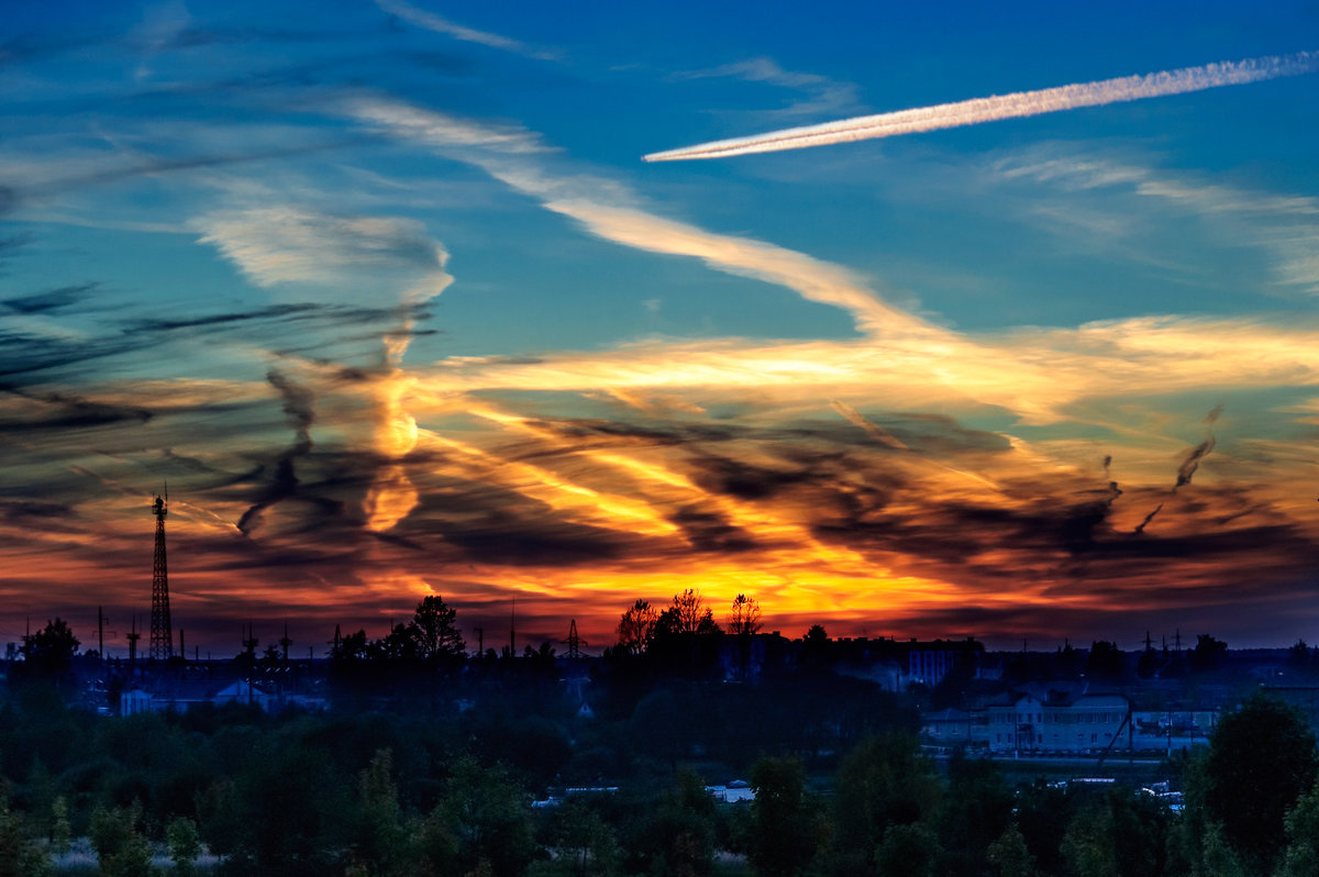 Причудливый рисунок на закате Рисует солнце с облаками в небесах... - Анатолий Клепешнёв
