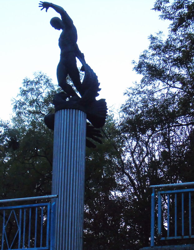 Памятник на стадионе - Алла 