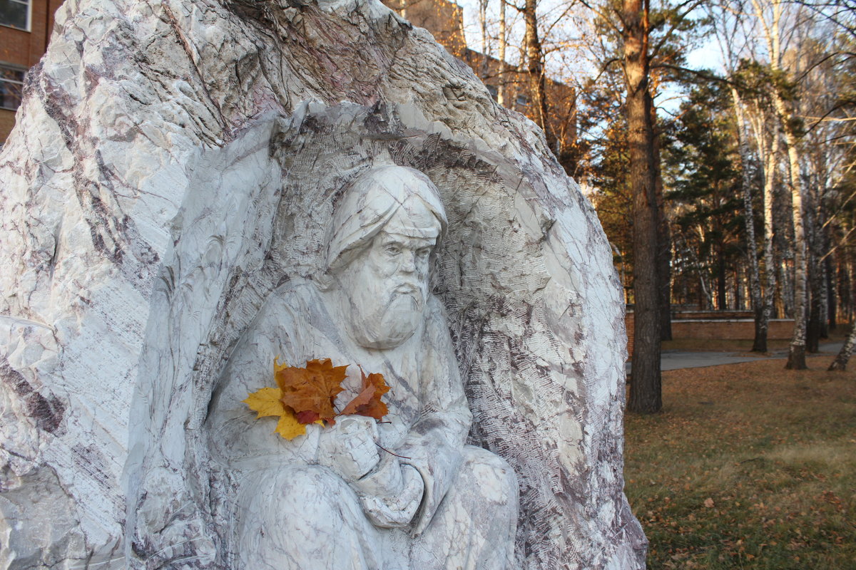 Скульптура "Врачеватель в октябре - Наталья Золотых-Сибирская
