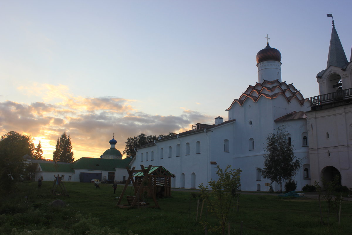 монастырь на закате - Сергей Кочнев