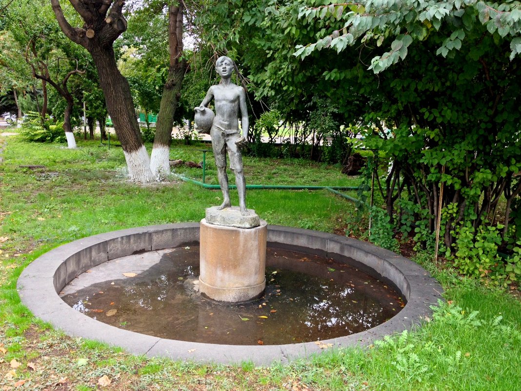 Скульптура мальчика, продающего  воду - Tata Wolf