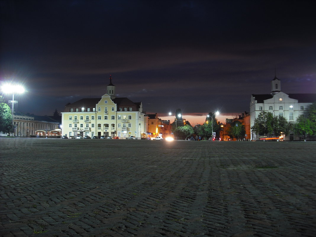 Черниговская площадь с бурыми облаками после заката - Денис Бугров 