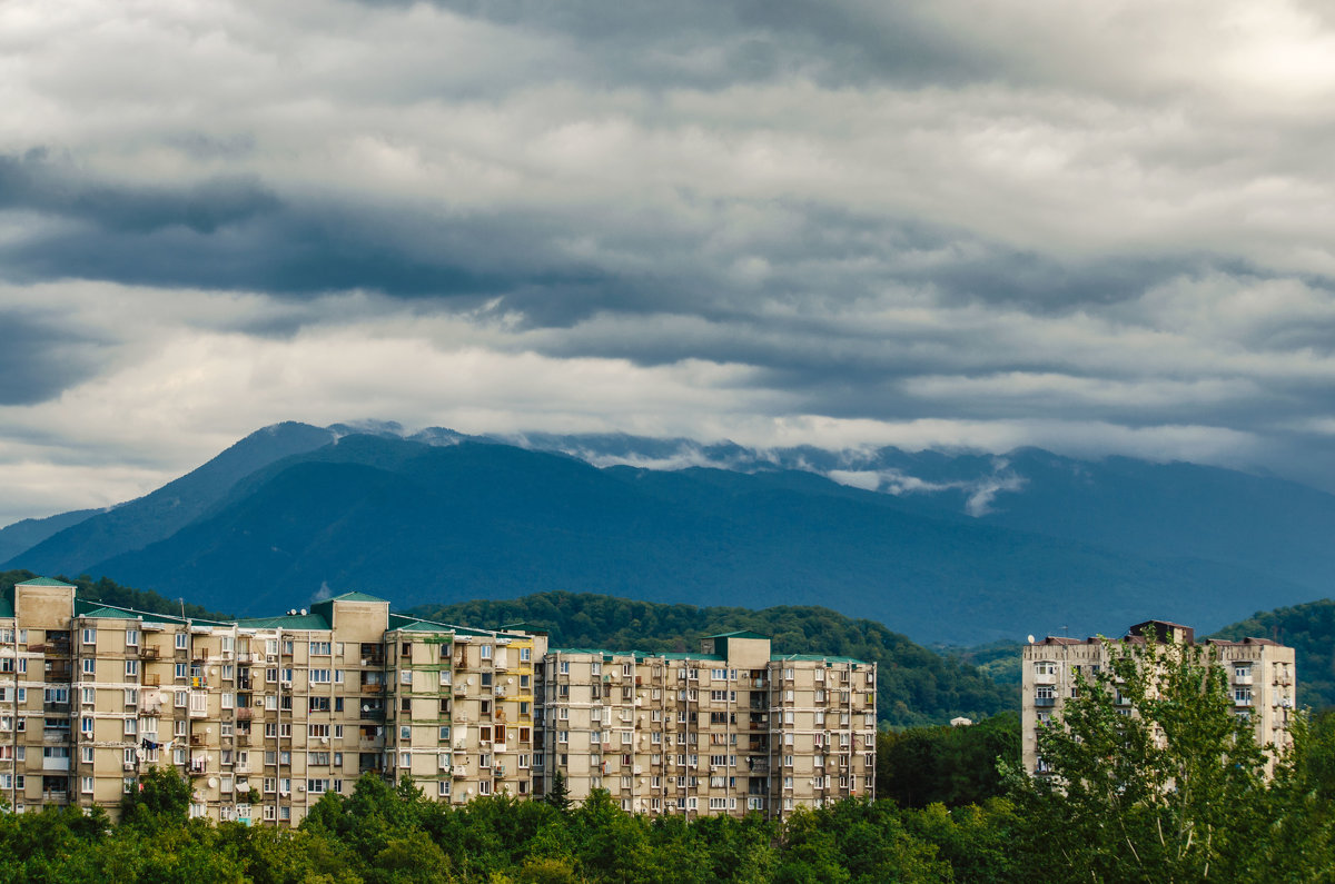 Вид из окна многоэтажного дома на горы Абхазии - Наталья Золотарева