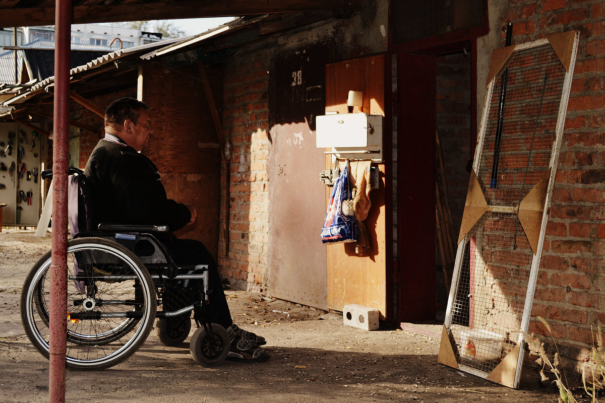 Мужчина в инвалидной каляске - Ксения Клындюк