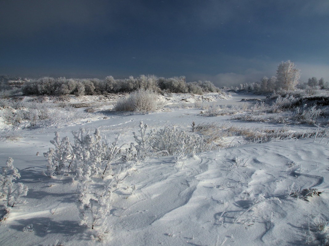 Уже покрыло землю снежным одеялом,уже сковало реки ледяным ковром... - Александр Попов