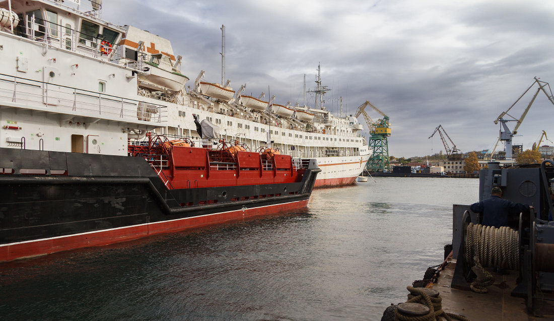 Госпитальное судно «Енисей» введён в состав флота в 1979 г. - Ардалион Иволгин