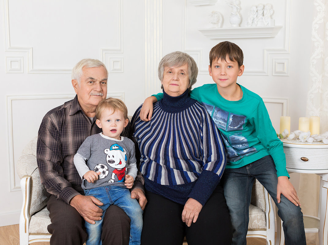 дедушка и бабушка с внуками - Первая Детская Фотостудия "Арбат"