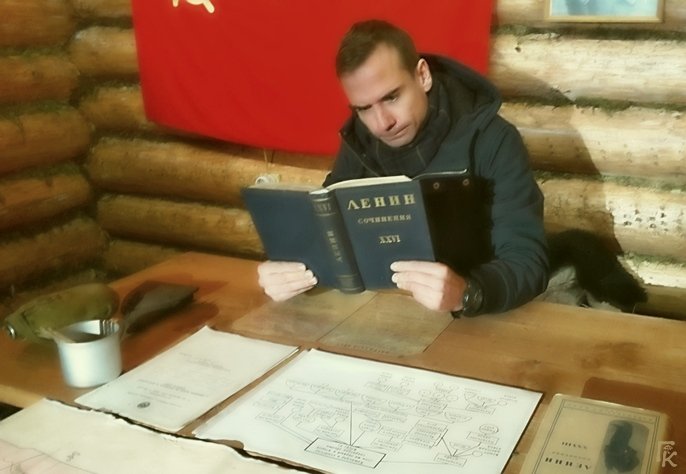 Молодой рабочий читает Ленина - Григорий Кучушев