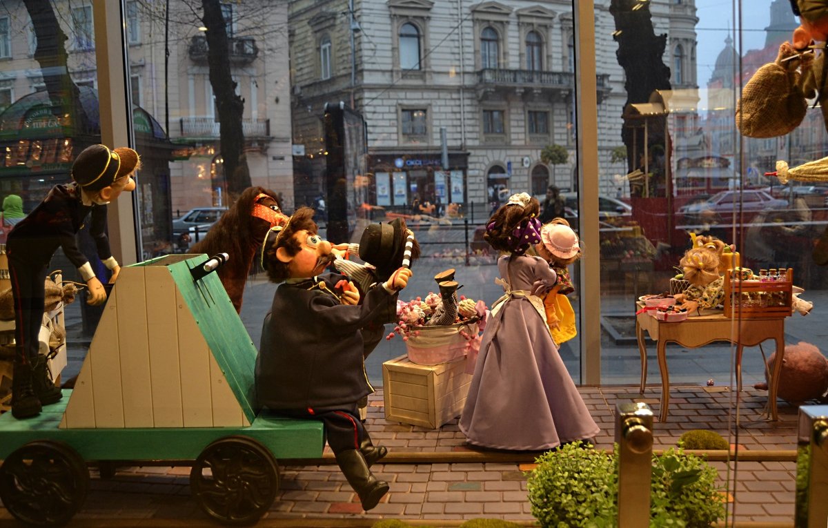 «Новый магазин сладостей в городе Львов».....«Город через витрину». - Aleks Nikon.ua